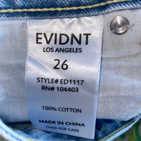 NWT Womens Cuffed Denim Shorts Distressed Light Wash 3” Inseam Size 26 - Picture 4 of 7